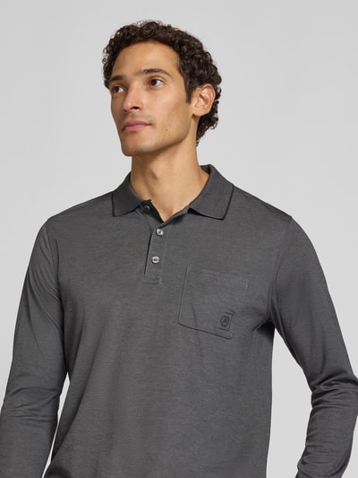 Männermodel trägt Regular Fit Poloshirt in Two-Tone-Machart van LERROS, katoenmix, borstzak, logo, knoopsluiting, shirt met lange mouwen, ruglengte maat M 72 cm, Nahaufnahme Oberkörper