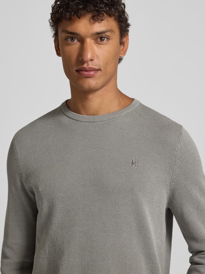 Męskimodel nosi Sweter z dzianiny z wyhaftowanym logo od Lerros, bawełna, krój regular fit, prążkowane wykończenia, okrągły dekolt, szara faktura, długość tyłu 70 cm, długość rękawów 74 cm, nahaufnahme oberkörper.
