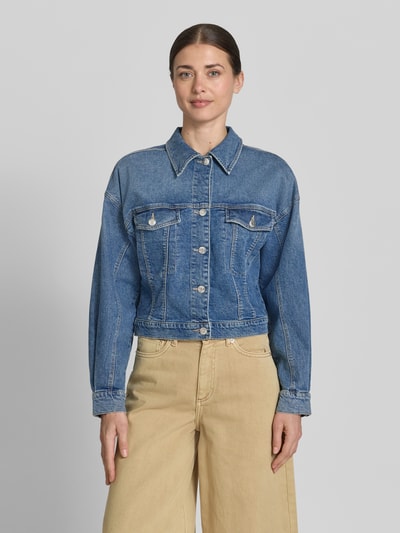 Frauenmodel trägt Jeansjacke mit Brusttaschen und Knopfleiste von Zero aus Baumwoll-Mix mit Stretch-Anteil, Gerader-Schnitt, Kentkragen, blaue Farbe, Ganzkörperansicht von vorne.