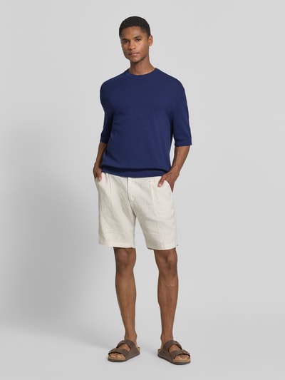 Męski model nosi Relaxed Fit T-Shirt aus reiner Baumwolle Modell 'TORINO' od SELECTED HOME w niebieskim kolorze, imitacja dzianiny, fakturowany wzór, okrągły dekolt, krótki rękaw, dzianina, czysta bawełna, widok całej sylwetki z przodu