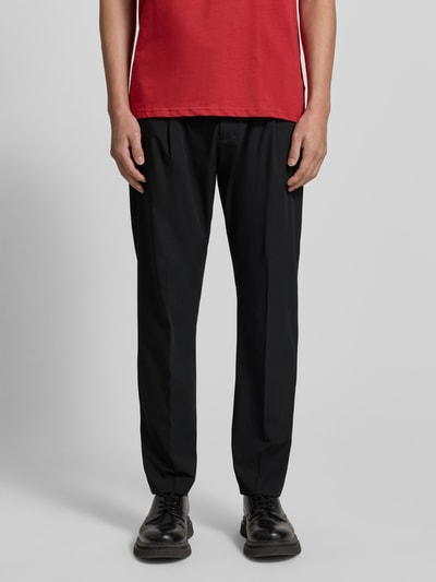 Mannelijk model draagt Stoffhose met elastische tailleband Modell 'NEIL' van Antony Morato, zwarte losse stof, voorkant volledig zichtbaar, Ganzkörperansicht von vorne.
