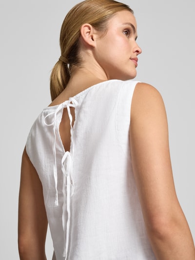 Frauenmodel trägt Regular Fit Blusentop aus reinem Leinen von Marc O'Polo, Optik: Unifarben, Binde-Details, ohne Ärmel, Nahaufnahme Rückansicht.