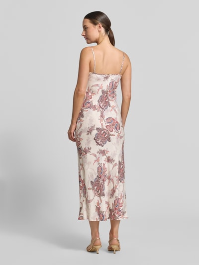 Vrouwenmodel draagt midi-jurk uit lyocellmix met viscose van guess, model 'Lina', all-over paisleyprint, Slim fit, rugaanzicht.