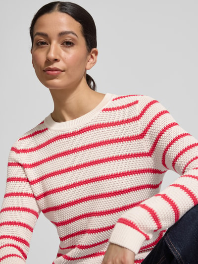 Frauenmodel trägt Strickpullover mit Rundhalsausschnitt Modell 'DALO' von Vila aus reiner Baumwolle im Slim-Fit, Nahaufnahme Oberkörper.