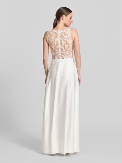 Frauenmodel trägt Abendkleid mit Spitze von Laona in Weiß, A-Linie, Maxikleid, Rundhalsausschnitt, Rückenreißverschluss, Rückenlänge 150 cm, Brustweite 35 cm, Ganzkörperansicht Rückansicht.