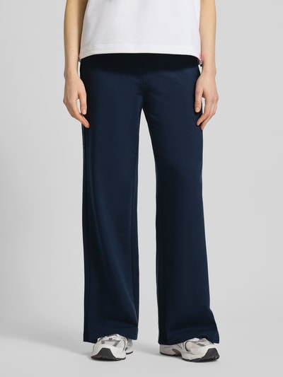 Frauenmodel trägt dunkelblaue Hose mit elastischem Bund, weiter Schnitt, Modell 'ANNY' von FIRE + ICE, Ganzkörperansicht von vorne. Damenhose aus Baumwoll-Mix mit Stretch-Anteil.