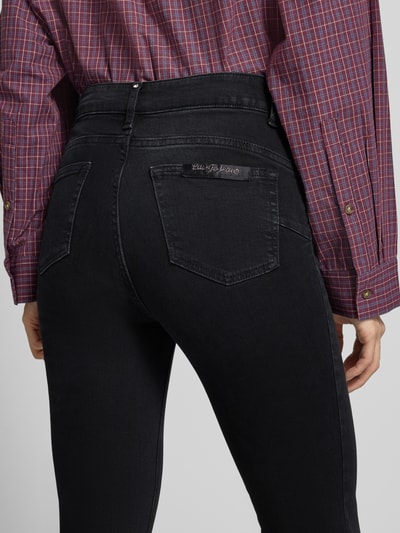 Frauenmodel trägt Flared Fit Jeans aus mieszanka bawełny Model 'Princess' od Liu Jo White, 5 kieszeni, zapięcie na guzik i zamek błyskawiczny, szerokość w rozmiarze 27: 36 cm, długość wewnętrzna nogawki w rozmiarze 27: 68 cm, widok na całą sylwetkę z tyłu.