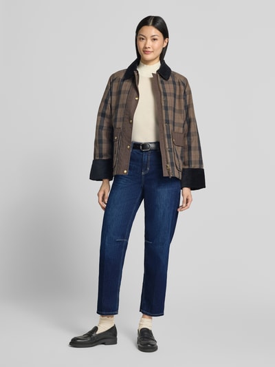Frauenmodel trägt Barrel Jeans aus Baumwoll-Mix Modell 'Evy' von ANGELS, dunkles Blau mit geradem Bein, Damen Barrel Jeans, Ganzkörperansicht von vorne.