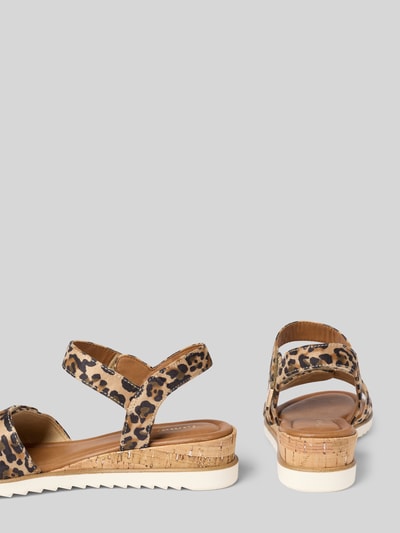 Produktfoto, Sandalen mit Allover-Muster von Tamaris im Animal Print mit Keilabsatz, offener Schuhspitze und strukturierter Sohle.
