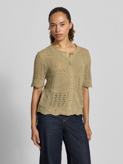 Frauenmodel trägt Regular Fit Strickjacke aus Baumwoll-Mix von Tom Tailor, unifarben in Beige, Lochstrickmuster, Rundhals, kurzarm, Ganzkörperansicht von vorne