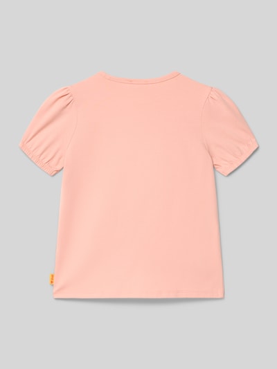 Meisje draagt Regular Fit T-shirt met logo-stitching van Steiff uit elastische katoenmix in zalmroze met ronde hals, ruglengte maat 116: 43 cm. Ganzkörperansicht Rückansicht.
