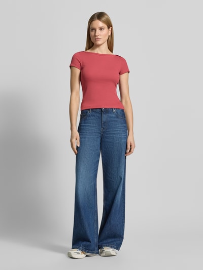 Frauenmodel trägt T-Shirt mit U-Boot-Ausschnitt von Jake*s Casual, Baumwoll-Mix mit Stretch-Anteil, Feinripp, Körpernaher-Schnitt, Ganzkörperansicht von vorne.