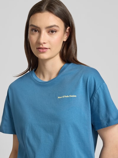 Frauenmodel trägt Relaxed Fit T-Shirt aus reiner Baumwolle - Special Drop von Marc O'Polo Denim, unifarben, Rundhals, Label-Print, Nahaufnahme Oberkörper.