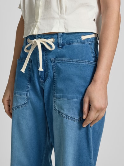 Frauenmodel trägt Barrel Fit Jeans mit Schnürung von Buena Vista aus Baumwoll-Mix mit Stretch-Anteil, AufgesetzteTaschen, Nahaufnahme Oberkörper.