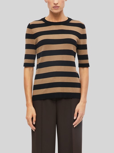 Frauenmodel trägt Regular Fit Pullover aus Viskose-Mix von s.Oliver BLACK LABEL in Schwarz und Braun mit breiten Streifen, Nahaufnahme Oberkörper. Damen Pullover von s.Oliver BLACK LABEL