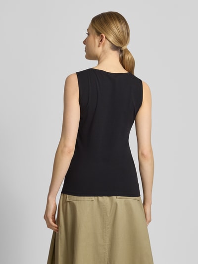 Frauenmodel trägt Top mit Rundhalsausschnitt von More & More, Baumwoll-Elasthan-Mix, Regular Fit, schwarz, Ganzkörperansicht Rückansicht.
