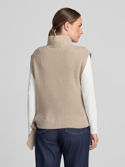 Kobieta modelka nosi Relaxed Fit Pullunder aus reinem Kaschmir mit Stehkragen od Christian Berg Woman, beżowy kaszmir, ozdobna kokarda przy dole, bez rękawów, stójka, długość tyłu w rozmiarze S: 52 cm, widok całej sylwetki z tyłu