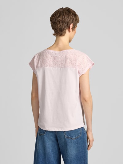 Frauenmodel trägt Regular Fit Blusentop aus reiner Baumwolle Modell 'JANNI' von Vero Moda, Optik: Unifarben, semitransparenter Besatz, U-Boot-Ausschnitt, Kurzarm, Materialverarbeitung: Jersey, Ganzkörperansicht Rückansicht.