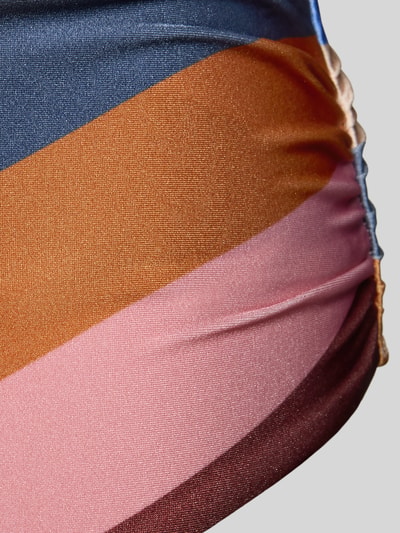 Frauenmodel trägt Bikini-Unterteil mit Label-Detail von Barts in gestreifter Optik(Unterteil) mit glatter Textur, Nahaufnahme Hüfte. Damen Bikini-Unterteil von Barts.