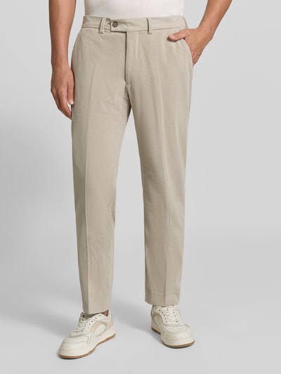 Männermodel trägt Straight Fit Hose in Cord-Optik von Christian Berg Men, Beige mit Bügelfalten und Gesäßtaschen, Nahaufnahme Oberkörper. Kontext: Herren Hose, Knopf- und Reißverschluss, Bundweite 44 cm, Innenbeinlänge 80 cm.