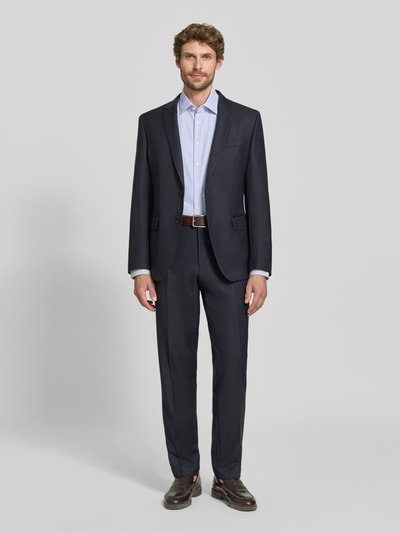 Männermodel trägt Regular Fit Businesshemd mit Kentkragen und Streifen von Christian Berg Men aus katoenmix met stretch, streepmotief, regular fit, zakelijk, kentkraag, ruglengte maat 39/40: 78 cm, schouderbreedte maat 39/40: 47 cm, mouwlengte maat 39/40: 65 cm, Ganzkörperansicht von vorne.
