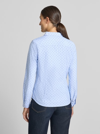 Vrouwenmodel draagt 'Hemdbluse aus reiner Baumwolle' van Christian Berg Woman, lichtblauw met stippen, getailleerde pasvorm, overhemdkraag, met lange mouwen, Ruglengte bij maat 36: 66 cm, Mouwlengte bij maat 36: 61 cm, Ganzkörperansicht Rückansicht.