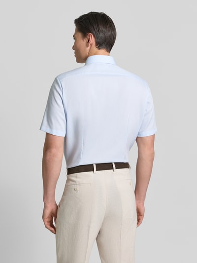 Mannelijk model draagt lichtblauw Modern Fit Business-Hemd met Kentkragen van OLYMP van puur katoen, borstzak, ruglengte 70 cm, schouderbreedte 45 cm, mouwlengte 26 cm, achteraanzicht hele lichaam