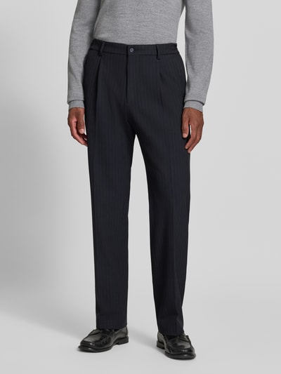 Männermodel trägt Straight Fit Hose mit Viskose-Anteil Modell 'Leto' von CINQUE in Dunkelblau mit Bundfalten, Nahaufnahme Oberkörper. Elastischer Material-Mix, Eingriff- und Gesäßtaschen, Knopf- und Reißverschluss, Bundweite 45 cm, Innenbeinlänge 80 cm.