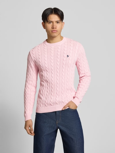 Männermodel trägt Strickpullover mit Zopfmuster und Logo-Stitching von REVIEW, Baumwoll-Mix, Modern Fit, Rundhalsausschnitt, Ganzkörperansicht von vorne.