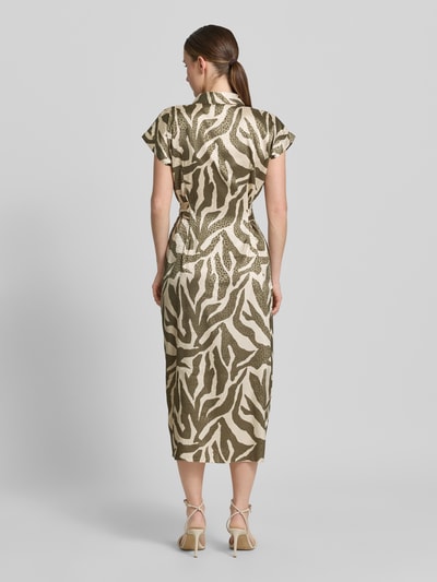 Vrouwenmodel draagt Hemdblusenkleid mit Brusttasche und Bindegürtel van Apricot, materiaalmix met stretch, getailleerd model, midi-jurk, knoopsluiting, borstzak, strikceintuur, ruglengte maat S 41 cm, borstwijdte 44 cm, mouwlengte 3 cm, natuur- en aardetinten met grafisch patroon, gladde textuur, Ganzkörperansicht rückansicht.