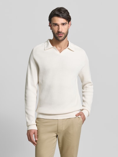 Männermodel trägt Strickpullover aus reiner Baumwolle Modell 'NORDIN' von Casual Friday in creme, lockere Passform, Nahaufnahme Oberkörper.