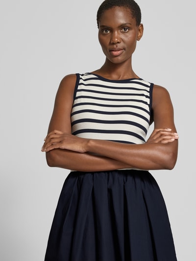 Frauenmodel trägt Midikleid mit Rundhalsausschnitt und Eingrifftasche von Gant, Baumwoll-Mix mit Modal-Anteil, A-Linie, Feinripp, Nahaufnahme Oberkörper.