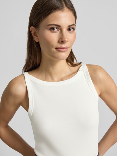 Frauenmodel trägt Trägertop in Ripp-Optik Modell 'Izli' von OPUS aus Baumwoll-Elasthan-Mix, Slim-Fit, Rundhalsausschnitt, Nahaufnahme Oberkörper.