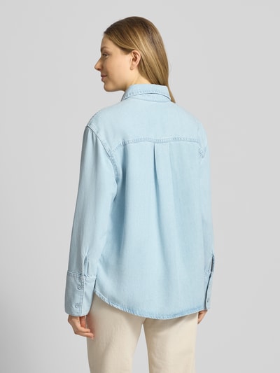 Frauenmodel trägt Relaxed Fit Hemdjacke aus Lyocell in Denim-Optik von MAC, hellblau, glatte Textur, Knopfleiste, Rückenlänge 68 cm, Schulterbreite 45 cm, Brustweite 53 cm, Ärmellänge 60 cm, Hemdblusenkragen, Ganzkörperansicht Rückansicht.
