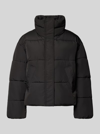 Produktfoto, Regular Fit Steppjacke mit verdecktem Reißverschluss Modell 'Lezira' von mbyM, schwarzer Stoff, sichtbare Steppnähte, matte Textur