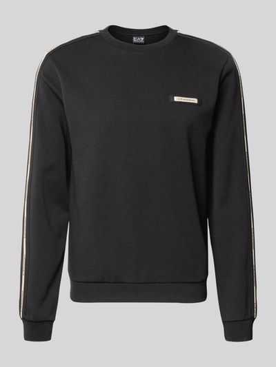 Produktfoto, Sweatshirt mit Label-Details und Rundhalsausschnitt von EA7 Emporio Armani in Schwarz, Baumwoll-Mix, Regular Fit, glatte Oberfläche