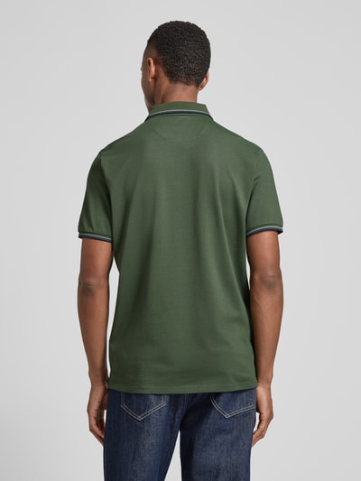 Männermodel trägt Modern Fit Poloshirt mit Logo-Print Modell 'Keep Dry' von RAGMAN in Dunkelgrün, Baumwoll-Mix, Ganzkörperansicht Rückansicht, Rückenlänge bei Größe M 28 cm.