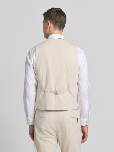Männermodel trägt CINQUE Weste mit Paspeltaschen Modell 'Vitra' in Beige, Material-Mix, feine Textur, Ganzkörperansicht Rückansicht.