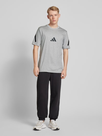 ADIDAS SPORTSWEAR T-Shirt mit Label-Print Hellgrau 1