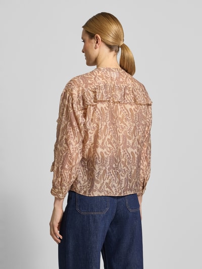 Männermodel trägt Regular Fit Bluse mit Volants Modell 'TUNELLA' von Bash, mieszanka lyocellu, okrągły dekolt, krój regular fit, długość tyłu 58 cm, długość rękawów 57 cm, widok całej sylwetki z tyłu
