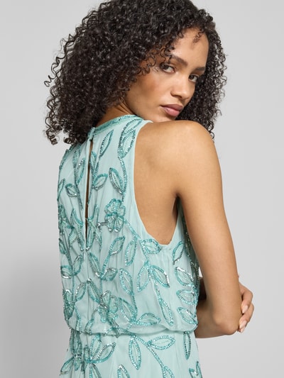 Frauenmodel trägt Abendkleid mit Rundhalsausschnitt von Adrianna Papell in hellblau, taillierter Schnitt, florale Struktur, Nahtreißverschluss, blickdichtes Unterkleid, Rückenlänge bei Größe 36: 149 cm, Brustweite bei Größe 36: 40 cm, Ganzkörperansicht Rückansicht.