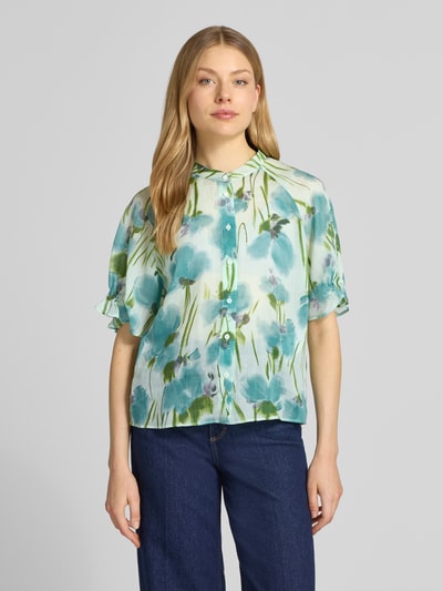Frauenmodel trägt Regular Fit Bluse aus Lyocell-Ramie-Mix von Luisa Cerano mit floralem Allover-Look, Rundhalsausschnitt, sanfte Blautöne, Ganzkörperansicht von vorne.