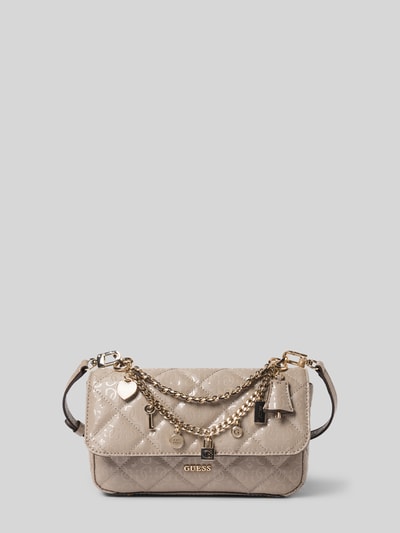 Produktfoto, Umhängetasche mit Label-Applikation Modell 'LIBBY' von Guess, beige glänzend, Ketten-Detail, Hauptfach mit Magnetverschluss, Maße Breite 24 cm, Länge 14 cm, Tiefe 6 cm, Schulterriemen 114 cm.
