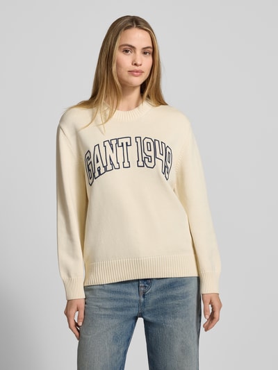 Frauenmodel trägt Strickpullover mit Label-Stitching und Rundhalsausschnitt von Gant in Creme, Baumwoll-Mix, Regular Fit, Ganzkörperansicht von vorne.