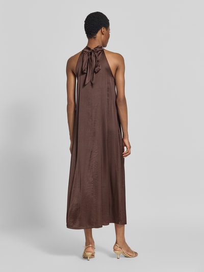 Frauenmodel trägt Maxikleid aus Satin mit Viskose-Anteil Modell 'Zuzeelani' von mbyM in Braun, ärmellos, Ganzkörperansicht Rückansicht. Material-Mix mit Viskose-Anteil, Relaxed Fit, Stehkragen, Rückenlänge bei Größe S: 134 cm.