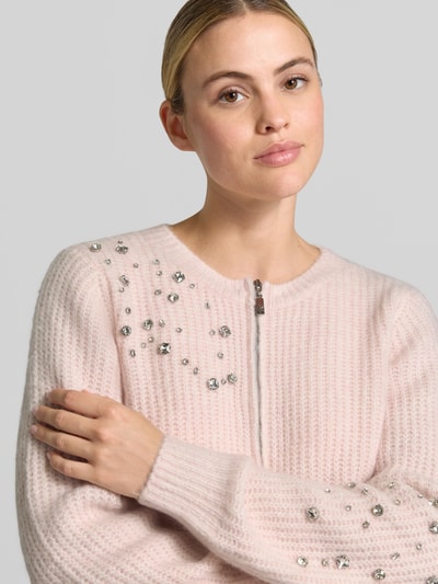 Vrouwenmodel draagt Regular Fit Cardigan met Ziersteinbesatz van monari in tricotlook, lichtroze, tweewegritssluiting, ronde hals, ruglengte bij maat 36: 60 cm, mouwlengte bij maat 36: 71 cm, Nahaufnahme bovenlichaam.