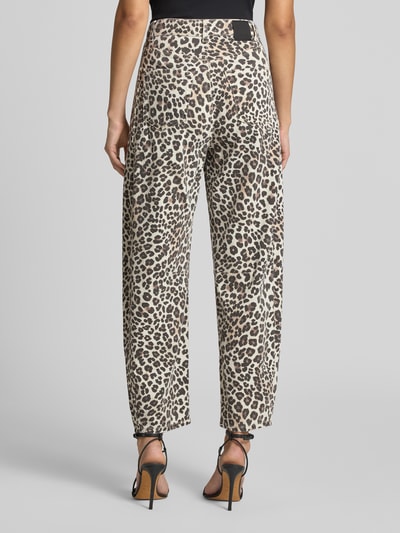 Vrouwenmodel draagt Balloon Fit Jeans met allover-luipaardprint van Marc Cain, mix van katoen en elastaan, 5-pocketmodel, bandwijdte maat 36: 36 cm, binnenbeenlengte maat 36: 69 cm, geheelopname achteraanzicht.