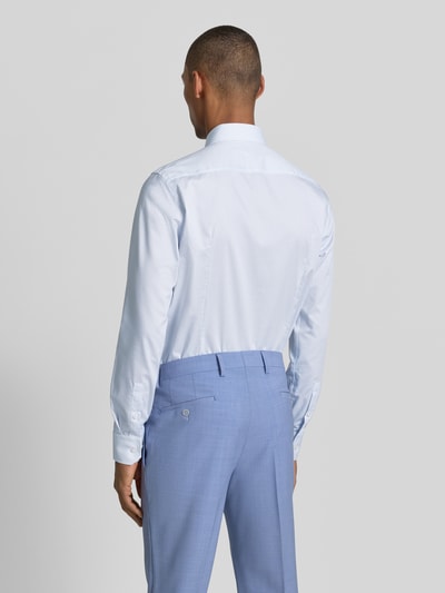 Männermodel trägt hellblaues Slim-Fit Businesshemd aus reiner Baumwolle Modell 'H-HANK-SP-B1' von BOSS, Herren Businesshemd, Ganzkörperansicht Rückansicht.