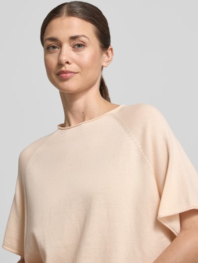 Vrouwenmodel draagt Relaxed Fit pullover met kasjmier-aandeel model 'Moeny' van Drykorn in katoenmix, tricotlook, halflange mouwen, ronde hals; Nahaufnahme Oberkörper.