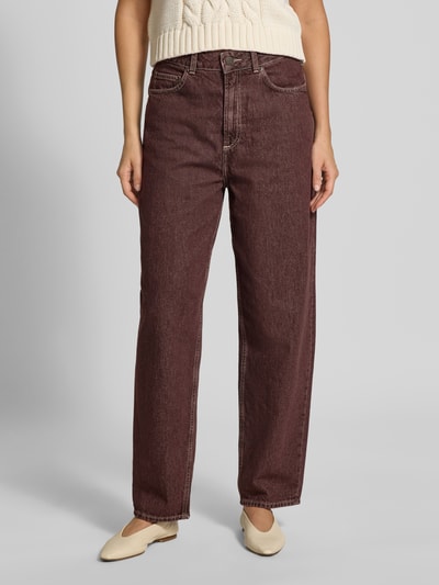 Frauenmodel trägt Straight Fit Jeans aus reiner Baumwolle Modell 'Oshow' von American Vintage mit 5-Pocket-Design, Nahaufnahme Oberkörper.
